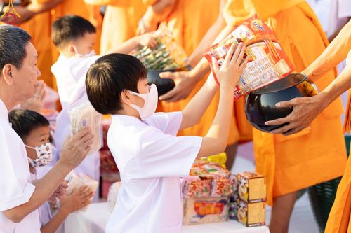 ภาพ No.105330:พิธีตักบาตรฉลองพระบวชใหม่ รุ่นบูชาธรรมมหาปูชนียาจารย์ และต้อนรับศักราชใหม่ วันจันทร์ที่ 1 มกราคม พ.ศ. 2567 ณ ลานธรรมพระมหาธรรมกายเจดีย์ วัดพระธรรมกาย