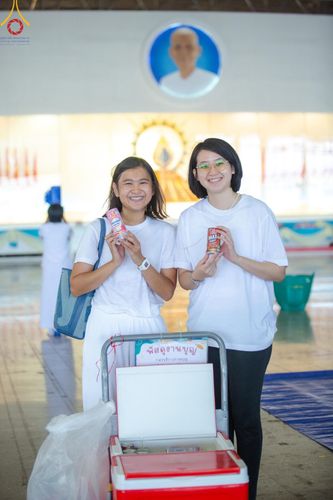 ภาพ No.159015:พิธีตักบาตร ในวันอาทิตย์ต้นเดือน วันที่ 6 ตุลาคม พ.ศ. 2567 ณ สภาธรรมกายสากล วัดพระธรรมกาย