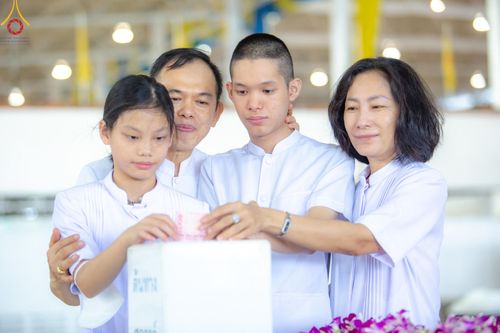 ภาพ No.136650:พิธีตักบาตร พิธีบูชาข้าวพระ ในวันอาทิตย์ต้นเดือนที่ 5 พฤษภาคม พ.ศ. 2567 ณ วัดพระธรรมกาย จ.ปทุมธานี