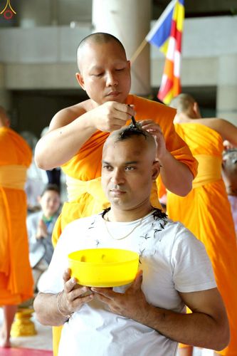 ภาพ No.230864:วันที่ 28 มิถุนายน พ.ศ. 2568 พิธีตัดปอยผมและปลงผม โครงการบวชพระนานาชาติ AEC & WAB รุ่นที่ 9 ณ วิหารคด 2 วัดพระธรรมกาย