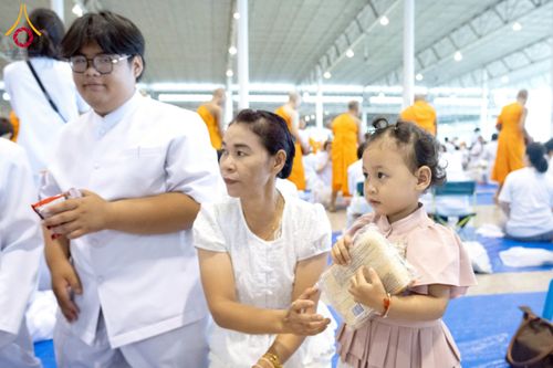 ภาพ No.223427:วันวิสาขบูชา วันอาทิตย์ที่ 11 พฤษภาคม พ.ศ. 2568 พิธีตักบาตร และปฎิบัติธรรม ณ สภาธรรมกายสากล วัดพระธรรมกาย