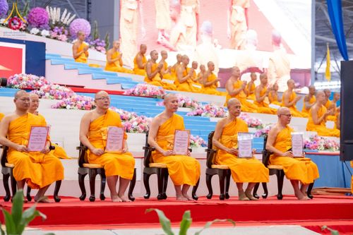 ภาพ No.237526:วันอาทิตย์ที่ 10 สิงหาคม พ.ศ.2568 พิธีมอบใบประกาศเกียรติคุณ โครงการสอบบาลี "ฉลองแชมป์" บูชาธรรม 80 ปี หลวงพ่อธัมมชโย ประจำปี 2568 และ พิธีมอบดวงแก้วสามเณรทรงบาลีไวยากรณ์ ณ สภาธรรมกายสากล วัดพระธรรมกาย ปทุมธานี