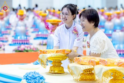 ภาพ No.215475:วันอาทิตย์ต้นเดือนที่ 6 เมษายน พ.ศ. 2568 ขบวนอัญเชิญผ้าป่าสมทบ มหาสังฆทาน 40,000 กว่าวัดทั่วประเทศ ณ สภาธรรมกายสากล วัดพระธรรมกาย