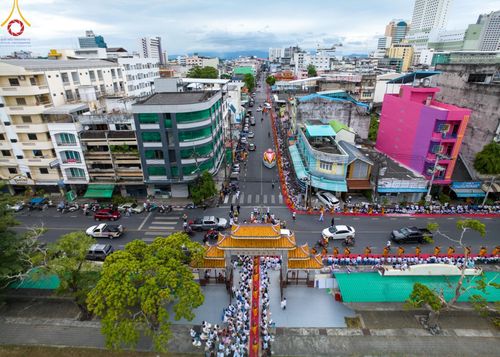 ภาพ No.128571:พิธีอัญเชิญพระบรมสารีริกธาตุ " ใจกลางเมืองนครหาดใหญ่ " เพื่อประดิษฐาน ณ มหารัตนเจดีย์สิริปทุมสวรรค์ (เจดีย์อริยพุทธะ 5 พระองค์) ศูนย์ปฏิบัติธรรมภาคใต้ อ.บางกล่ำ จ.สงขลา  วันที่ 9 มีนาคม พ.ศ. 2567 (ชุดที่ 2)