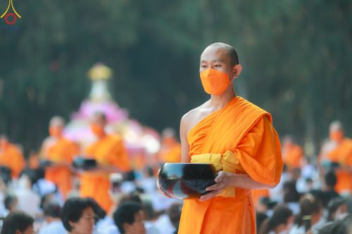ภาพ No.107462:พิธีตักบาตรพระธรรมยาตราฯ ในโครงการธรรมยาตรากตัญญูบูชา มหาปูชนียาจารย์ พระมงคลเทพมุนี(สด จนฺทสโร) พระผู้ปราบมาร ปีที่ 12 ณ อนุสรณ์สถานมหาวิหารพระมงคลเทพมุนี อ.สองพี่น้อง จ.สุพรรณบุรี วันที่ 7 มกราคม พ.ศ. 2567