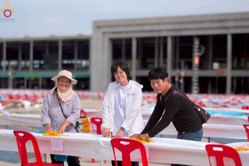 ภาพ No.218542:วันที่ 15 - 18 เมษายน พ.ศ. 2568 การเตรียมภาชนะสำหรับถวายภัตตาหาร , การจัดโต๊ะเก้าอี้ในลานธรรม , การแพ็คพัสดุงานต้อนรับ เพื่องานวันคุ้มครองโลก 22 เมษายน พ.ศ.2568 วัดพระธรรมกาย