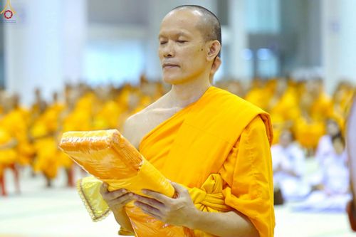 ภาพ No.233854:วันเสาร์ที่ 19 กรกฎาคม พ.ศ.2568 วันมหารำลึก ครั้งที่ 35 พิธีรำลึกถึงนักสร้างบารมี , พิธีสวดพระพุทธมนต์ , พิธีทอดผ้าบังสกุลและถวายไทยธรรม วัดพระธรรมกาย