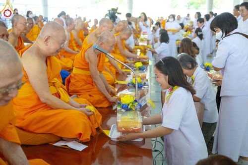 ภาพ No.205768:พิธีสวดพระพุทธมนต์ และถวายภัตตาหารเมนูสวรรค์แด่พระภิกษุ สามเณร วันจันทร์ที่ 3 กุมภาพันธ์ พ.ศ. 2568 ณ หอฉันคุณยายอาจารย์ฯ วัดพระธรรมกาย