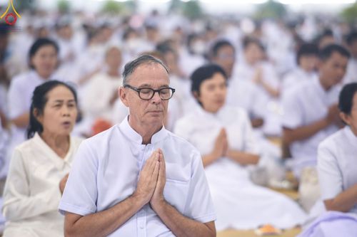 ภาพ No.123105:พิธีตักบาตร และพิธีบูชาข้าวพระ ในวันอาทิตย์ต้นเดือนที่ 4 กุมภาพันธ์ พ.ศ. 2567 ณ วัดพระธรรมกาย จ.ปทุมธานี