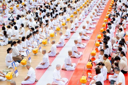 ภาพ No.217037:วันเสาร์ที่ 12 เมษายน พ.ศ. 2568 พิธีเวียนประทักษิณรอบพระมหาธรรมกายเจดีย์  พิธีวันทาเจดีย์ พิธีขอขมาและมอบผ้าไตร ในโครงการอุปสมบทหมู่ บูชาธรรมหลวงพ่อธัมมชโย, โครงการธรรมทายาท ระดับอุดมศึกษา รุ่นที่ 52 ,  โครงการบวชพระนานาชาติ AEC & WAB CEO รุ่นที่ 4 , ณ ว