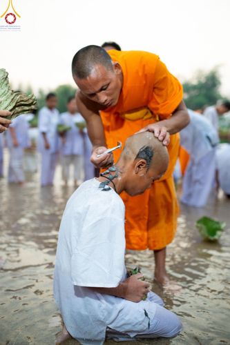 ภาพ No.63361:Photo Story  มหัศจรรย์วัดดงดินแดง Episode 1  พิธีปลงผมนาคธรรมทายาท  ในโครงการบรรพชาอุปสมบทหมู่ ฟื้นฟูพระพุทธศาสนาทั่วไทย วัดดงดินแดง ณ ลำน้ำแม่ตื่น อ.อมก๋อย จ.เชียงใหม่ วันที่ 2 เมษายน พ.ศ. 2567