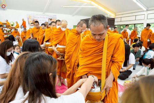 ภาพ No.243145:วันพฤหัสบดีที่ 4 กันยายน พ.ศ. 2568 เวลา 07.00-08.15 น. มหาวิทยาลัยเกษตรศาสตร์ กำแพงแสน ร่วมทำบุญตักบาตร Freshy KU85 พระสงฆ์ 85 รูป