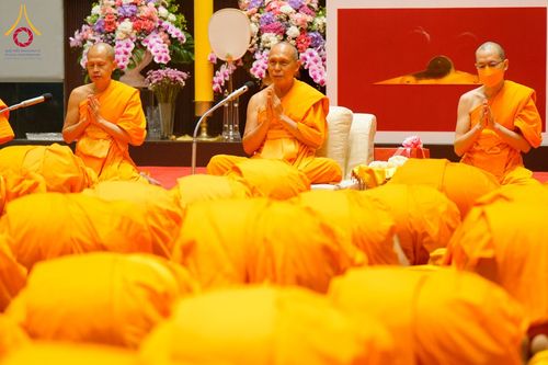 ภาพ No.62198:พิธีอุปสมบทในโครงการอุปสมบทหมู่ บูชาธรรมหลวงพ่อธัมมชโย พ.ศ.2567 ณ อุโบสถ วัดพระธรรมกาย จ.ปทุมธานี วันที่ 13-15 เมษายน พ.ศ. 2567