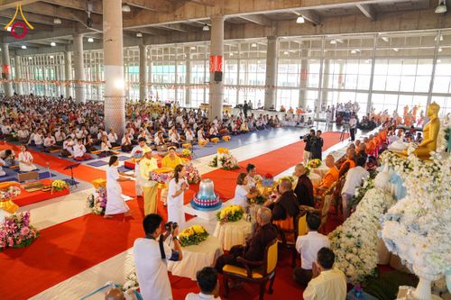 ภาพ No.143762:พิธีถวายผ้าไตร, สวดธรรมจักร, ปฏิบัติธรรม และฟังแสดงพระธรรมเทศนา ภาษาเมียนมา โดยมีสาธุชนชาวเมียนมากว่า 4,000 คน เข้าร่วมพิธี ณ มหารัตนวิหารคด วัดพระธรรมกาย วันอาทิตย์ที่ 7 กรกฎาคม พ.ศ. 2567