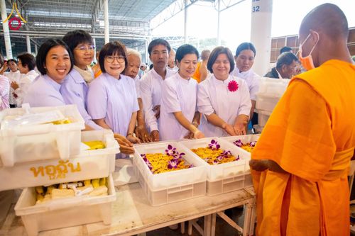 ภาพ No.204374:พิธีถวายภัตตาหารเป็นสังฆทาน แด่พระธรรมยาตรา ณ วัดพระธรรมกาย ตำบลคลองสาม อำเภอคลองหลวง จังหวัดปทุมธานี ในโครงการธรรมยาตรา กตัญญูบูชา มหาปูชนียาจารย์ พระมงคลเทพมุนี(สด จนฺทสโร) พระผู้ปราบมาร อนุสรณ์สถาน 7 แห่ง ปีที่ 13 วันที่ 31 มกราคม พ.ศ. 2568