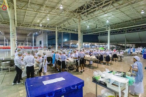 ภาพ No.58905:V.40 ภัตตาหารพระหมื่นวัด เราจัดให้ การปฏิบัติงานของเจ้าหน้าที่และอาสาสมัคร เพื่อรับบุญในการถวายภัตตาหาร แด่คณะสงฆ์ 10,000 กว่าวัดทั่วประเทศ ที่มาร่วมงานวันคุ้มครองโลก จันทร์ที่ 22 เมษายน พ.ศ. 2567 ณ วัดพระธรรมกาย