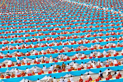 ภาพ No.221646:วันอังคารที่ 22 เมษายน พ.ศ. 2568 ภาพพิธีถวายมหาสังฆทานคณะสงฆ์ 40,000 กว่าวัดทั่วประเทศ เนื่องในวันคุ้มครองโลก ชุดที่ 2 (ปลื้มให้สมการรอคอย) ณ ลานธรรมพระมหาธรรมกายเจดีย์ วัดพระธรรมกาย