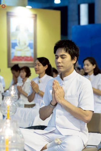 ภาพ No.224048:วันวิสาขบูชา วันอาทิตย์ที่ 11 พฤษภาคม พ.ศ. 2568 พิธีจุดวิสาขประทีป ,  พิธีเวียนประทักษิณรอบพระมหาธรรมกายเจดีย์ , พิธีฉลองชัยสวดมนต์บทธัมมจักกัปปวัตตนสูตร ครบ 7,357,000,000 จบ ณ มหารัตนวิหารคด วัดพระธรรมกาย