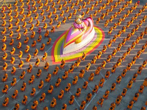 ภาพ No.197725:พิธีตักบาตรพระธรรมยาตรา ณ อนุสรณ์สถานลำดับที่ 4 สถานที่เกิดด้วยกายธรรม วัดโบสถ์(บน) ต.บางคูเวียง จ.นนทบุรี ในโครงการธรรมยาตรา กตัญญูบูชา มหาปูชนียาจารย์ พระมงคลเทพมุนี(สด จนฺทสโร) พระผู้ปราบมาร อนุสรณ์สถาน 7 แห่ง ปีที่ 13 วันที่ 19 มกราคม พ.ศ. 2568