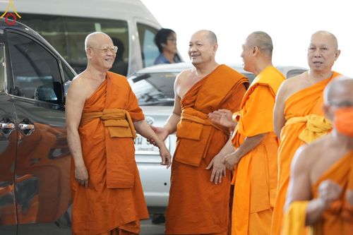 ภาพ No.146176:วันมหารำลึก ครั้งที่ 34 พิธีร่วมรำลึกถึงนักสร้างบารมีที่ล่วงลับไปแล้ว , พิธีสวดพระพุทธมนต์ ณ ห้องแก้วสารพัดนึก 1 วัดพระธรรมกาย วันเสาร์ที่ 27 กรกฎาคม พ.ศ. 2567