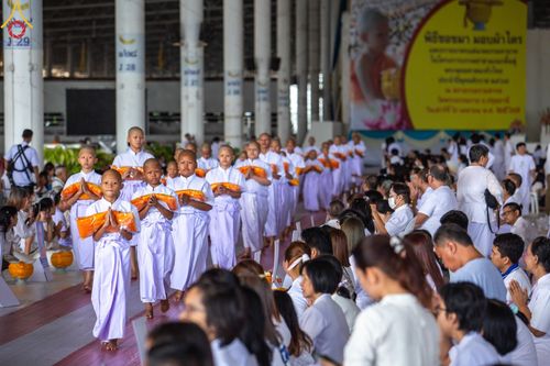ภาพ No.133993:พิธีขอขมามอบผ้าไตร โครงการบรรพชาสามเณร ศูนย์อบรมวัดพระธรรมกาย ณ วัดพระธรรมกาย วันเสาร์ที่ 6 เมษายน พ.ศ. 2567