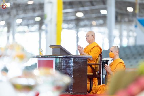 ภาพ No.89527:พิธีตักบาตร ข้าวสารอาหารแห้ง พิธีบูชาข้าวพระ และพิธีจุดเทียนใจ ไฟนิรันดร์  อนันตชัย ณ สภาธรรมกายสากล วัดพระธรรมกาย วันอาทิตย์ที่ 1 ตุลาคม พ.ศ. 2566