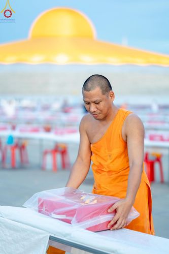 ภาพ No.219160:วันที่ 19-21 เมษายน พ.ศ. 2568 การเตรียมงานในลานธรรม , วิหารคด เพื่องานวันคุ้มครองโลก 22 เมษายน พ.ศ. 2568