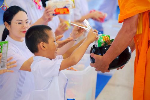 ภาพ No.222061:วันที่ 4 พฤษภาคม พ.ศ. 2568 พิธีตักบาตร เนื่องในวันอาทิตย์ต้นเดือน ณ บ้านแก้วเรือนทองคุณยายฯ วัดพระธรรมกาย