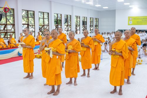 ภาพ No.160887:พิธีเจริญพระพุทธมนต์ และปิดแผ่นทองรูปเหมือน พระเดชพระคุณพระมงคลเทพมุนี (สด จนฺทสโร) พระผู้ปราบมาร จำนวน 3 องค์ วันเสาร์ที่ 5 ตุลาคม พ.ศ. 2567 ณ อาคารปลูกศรัทธา 2 (ชานชลาเดิม) วัดพระธรรมกาย อ.คลองหลวง จ.ปทุมธานี