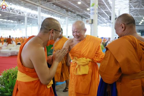 ภาพ No.85449:พิธีถวายมหาสังฆทานคณะสงฆ์ 2000 กว่าวัดทั่วประเทศปีที่ 23, พิธีถวายไทยธรรมคณะสงฆ์ 323 วัด 4 จังหวัดชายแดนภาคใต้, พิธีมอบปัจจัยช่วยเหลือครู 4 จังหวัดชายแดนภาคใต้ ณ สภาธรรมกายสากล วัดพระธรรมกาย ในวันสมาธิโลก อาทิตย์ที่ 6 สิงหาคม พ.ศ. 2566