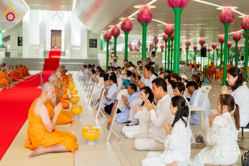 ภาพ No.244869:วันเสาร์ที่ 6 กันยายน พ.ศ. 2568 พิธีถวายบาตร บรรพชา อุปสมบทของนาคธรรมทายาท โครงการอุปสมบทหมู่บูชาธรรมครบรอบ 108 ปี  วันครูผู้ค้นพบวิชชาธรรมกาย ณ โบสถ์พระไตรปิฎก วัดพระธรรมกาย