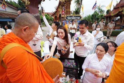 ภาพ No.146327:ตักบาตรพระ 1,384 รูป ทำบุญเมืองฝางครบรอบ 1,383 ปี ถวายเป็นพระราชกุศลแด่พระบาทสมเด็จพระเจ้าอยู่หัว เนื่องในโอกาสพระราชพิธีมหามงคล เฉลิมพระชนมพรรษา 6 รอบ 72 พรรษา วันเสาร์ที่ 27 กรกฎาคม พ.ศ.2567  ณ ถนนหน้าที่ว่าการอำเภอฝาง จ.เชียงใหม่