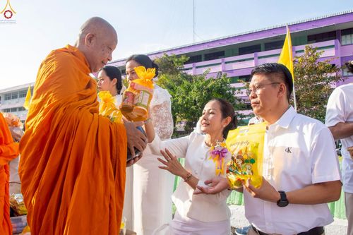 ภาพ No.235238:วันอาทิตย์ที่ 27 กรกฎาคม พ.ศ. 2568 พิธีตักบาตรพระ1,000 รูป ทำบุญเมืองพัทลุง ประธานสงฆ์ พระปริยัติวชิโรดม  เจ้าคณะจังหวัดพัทลุง ประธานฆราวาส นายรัฐศาสตร์ ชิดชู  ผู้ว่าราชการจังหวัดพัทลุง