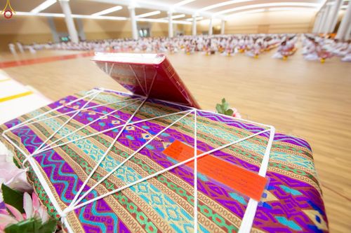 ภาพ No.228405:วันอาทิตย์ที่ 8 มิถุนายน พ.ศ. 2568 พิธีถวายทุนสนับสนุนพระไตรปิฎกฉบับธรรมชัย และอนุรักษ์คัมภีร์โบราณ ณ ห้องแก้วสารพัดนึก 2 วัดพระธรรมกาย