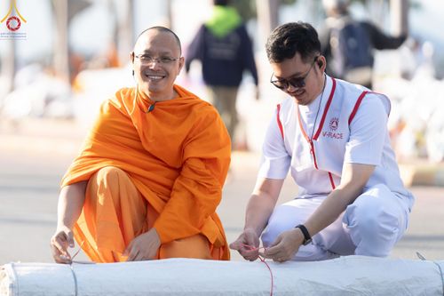 ภาพ No.185660:V.47 เบื้องหลังของเบื้องหน้า งานตักบาตรพระ 10,000 รูป ณ จ.กาญจนบุรี วันที่ 20-21 ธันวาคม พ.ศ. 2567