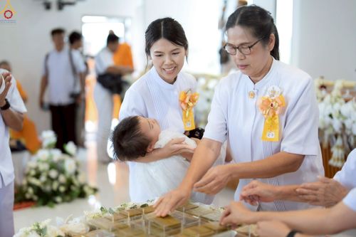 ภาพ No.239479:วันอาทิตย์ที่ 17 สิงหาคม พ.ศ. 2568 พิธีกดปุ่มอัญเชิญรูปเหมือน พระมงคลเทพมุนี (สด จันทสโร)  ณ มหาวิหารแก้วพระมงคลเทพมุนี  ศูนย์ปฏิบัติธรรมแก้วเมืองเลย