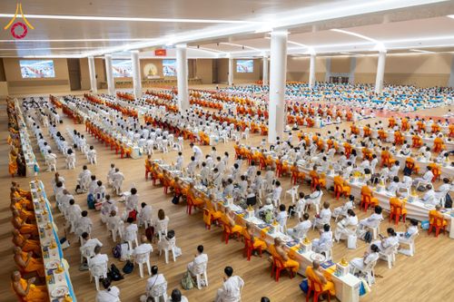 ภาพ No.60031:พิธีเจริญพระพุทธมนต์ "ฉลองอายุวัฒนมงคล 80 ปี หลวงพ่อธัมมชโย" พิธีถวายไทยธรรม คณะสงฆ์ 10,000 กว่าวัดทั่วประเทศ ในวันคุ้มครองโลก วันจันทร์ที่ 22 เมษายน พ.ศ. 2567 ณ สภาธรรมกายสากล วัดพระธรรมกาย จ.ปทุมธานี