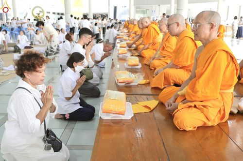 ภาพ No.229764:วันที่ 25 มิถุนายน พ.ศ. 2568 (แรม 15 ค่ำ เดือน 7) พิธีบุพเปตพลี ครั้งที่ 166 ร่วมอุทิศบุญแด่หมู่ญาติที่ล่วงลับไปแล้ว และสืบทอดอายุพระพุทธศาสนา ณ หอฉันคุณยายอาจารย์ฯ วัดพระธรรมกาย