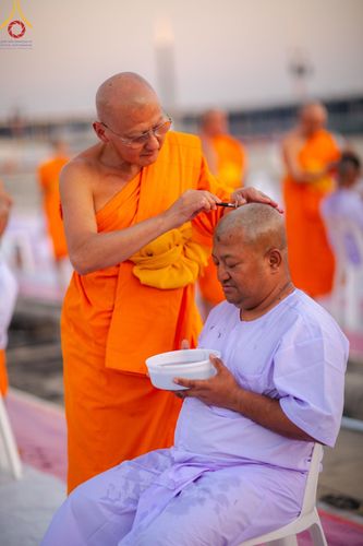 ภาพ No.180082:พิธีปลงผมนาคธรรมทายาท ในโครงการอุปสมบทหมู่ บูชาธรรมมหาปูชนียาจารย์ (ศูนย์อบรมวัดพระธรรมกาย) วันที่ 1 ธันวาคม พ.ศ. 2567 ณ ลานธรรมหารัตนวิหารคด วัดพระธรรมกาย จ.ปทุมธานี