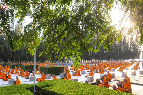 ภาพ No.187011:พระธรรมยาตราปฏิบัติธรรม และถ่ายภาพหมู่ประวัติศาสตร์ ปีที่ 13 ณ ลานทิศตะวันออก มหาวิหารพระมงคลเทพมุนี วัดพระธรรมกาย จ.ปทุมธานี วันเสาร์ที่ 28 ธันวาคม พ.ศ. 2567