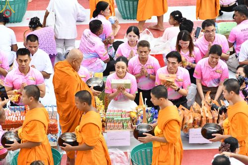 ภาพ No.150887:พิธีเจริญพระพุทธมนต์ และทำบุญตักบาตรแด่คณะสงฆ์ จำนวน 121 รูป เนื่องในโอกาสฉลองครบรอบ 120 ปี อำเภอคลองหลวง จังหวัดปทุมธานี เพื่อถวายเป็นพุทธบูชา ช่วยเหลือผู้ประสบความเดือดร้อนจากอุทกภัย และคณะสงฆ์ 323 วัด 4 จังหวัดชายแดนภาคใต้ วันเสาร์ที่ 31 สิงหาคม พ.ศ. 