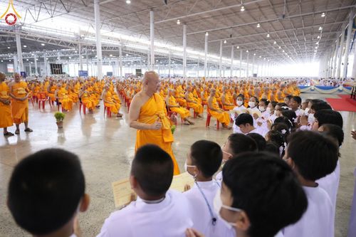 ภาพ No.60403:การต้อนรับพระสังฆาธิการ 10,000 กว่าวัดทั่วประเทศ พิธีมอบปัจจัยช่วยเหลือครู 4 จังหวัดชายแดนภาคใต้ พิธีปฏิบัติธรรม ในวันคุ้มครองโลก วันจันทร์ที่ 22 เมษายน พ.ศ.2567 ณ วัดพระธรรมกาย จ.ปทุมธานี