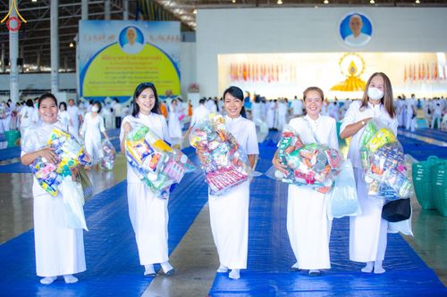 ภาพ No.139151:พิธีตักบาตร , พิธีบูชาข้าวพระ ณ ห้องแก้วสารพัด 1 สภาธรรมกายสากล วัดพระธรรมกาย วันอาทิตย์ต้นเดือนที่ 2 มิถุนายน พ.ศ. 2567