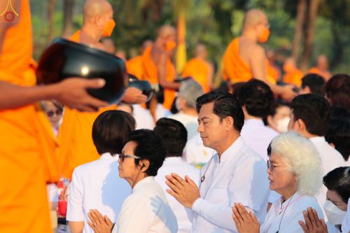 ภาพ No.110330:พิธีตักบาตรพระธรรมยาตราฯ ในโครงการธรรมยาตรากตัญญูบูชา มหาปูชนียาจารย์ พระมงคลเทพมุนี(สด จนฺทสโร) พระผู้ปราบมาร ปีที่ 12 ณ อนุสรณ์สถานลำดับที่ 2 สถานที่ตั้งมโนปณิธานบวชตลอดชีวิต อนุสรณ์สถานบางนางแท่น จ.นครปฐม วันที่ 11 มกราคม พ.ศ. 2567