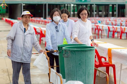 ภาพ No.218708:วันพฤหัสบดีที่ 17 เมษายน พ.ศ. 2568 การเตรียมงานในลานธรรม , สภาธรรมกายสากล , วิหารคด  เพื่องานวันคุ้มครองโลก 22 เมษายน พ.ศ. 2568