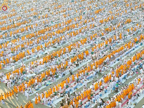 ภาพ No.187821:พิธีตักบาตรฉลองพระใหม่ ต้อนรับพุทธศักราช 2568 ณ ลานธรรมพระมหาธรรมกายเจดีย์ วัดพระธรรมกาย จ.ปทุมธานี วันที่ 1 มกราคม พ.ศ. 2568