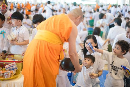 ภาพ No.151085:พิธีตักบาตร ในวันอาทิตย์ต้นเดือน วันที่ 1 กันยายน พ.ศ. 2567 ณ สภาธรรมกายสากล วัดพระธรรมกาย