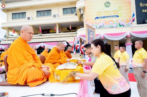 ภาพ No.241972:วันอาทิตย์ที่ 31 สิงหาคม พ.ศ. 2568 พิธีทำบุญแด่คณะสงฆ์ 122 รูป ฉลอง 121 ปี อำเภอคลองหลวง จ.ปทุมธานี เพื่อนำส่งช่วยเหลือคณะสงฆ์ 323 วัด 4 จังหวัดชายแดนภาคใต้ และช่วยเหลือประชาชนจากเหตุปะทะ แนวชายแดนไทย-กัมพูชา ณ บริเวณหน้าที่ว่าการอำเภอคลองหลวง 