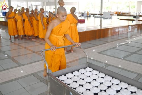 ภาพ No.162218:พิธีถวายภัตตาหารเมนูสวรรค์ เนื่องในวันออกพรรษา (ขึ้น 15 ค่ำ เดือน 11) วันพฤหัสบดีที่ 17 ตุลาคม พ.ศ. 2567 ณ หอฉันคุณยายอาจารย์ฯ วัดพระธรรมกาย