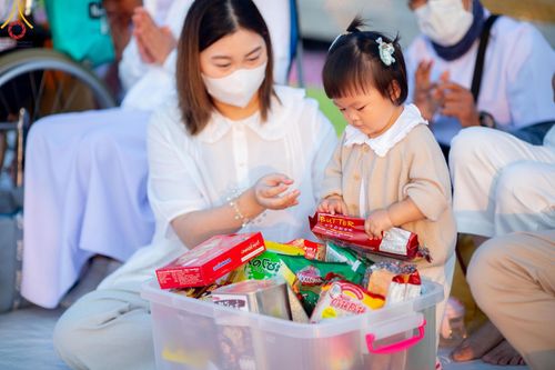 ภาพ No.201113:พิธีตักบาตรพระธรรมยาตรา ณ อนุสรณ์สถานลำดับที่ 5 สถานที่เผยแผ่วิชชาธรรมกายครั้งแรก อนุสรณ์สถานบางปลา วัดบางปลา อำเภอบางเลน จังหวัดนครปฐม ในโครงการธรรมยาตรา กตัญญูบูชา มหาปูชนียาจารย์ พระมงคลเทพมุนี(สด จนฺทสโร) พระผู้ปราบมาร อนุสรณ์สถาน 7 แห่ง ปีที่ 13